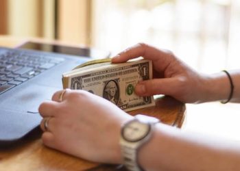 Американцам удалось сэкономить на карантине 90 миллиардов долларов