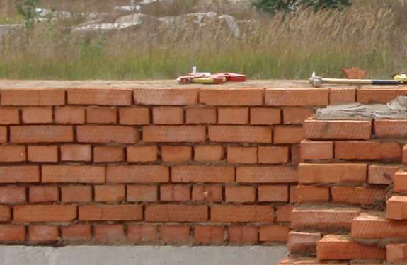 Особенности кладки стен из рядового кирпича и советы