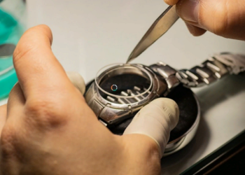 Особенности и правила замены стекла на часах Tissot