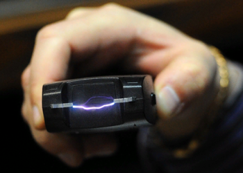 Достоинства и правила работы с электрошокерами