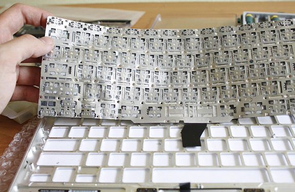 Как правильно выполнить замену клавиатуры на Macbook