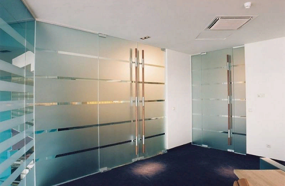 Применение закаленного стекла в интерьере и советы