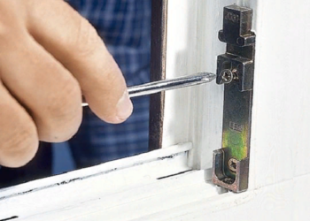 Как выполнить ремонт фурнитуры пластикового окна