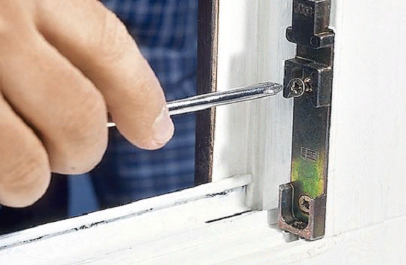 Как выполнить ремонт фурнитуры пластикового окна