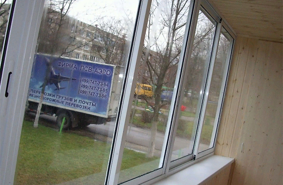 Монтаж алюминиевого раздвижного остекления балконов