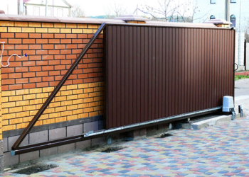 Преимущества установки распашных ворот в частном доме