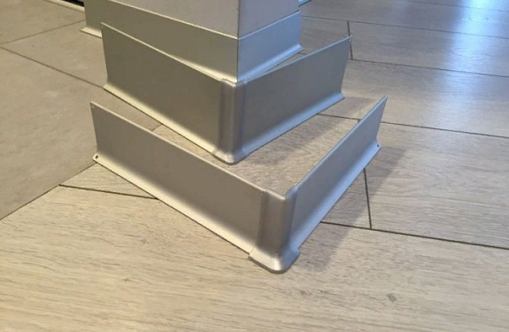 Особенности и правила монтажа алюминиевого плинтуса