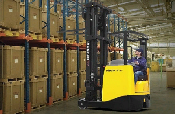 Назначение и выбор ричтрака для складских помещений