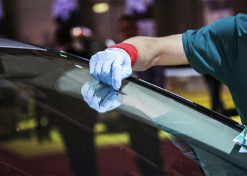 Как выполнить ремонт трещин лобового стекла