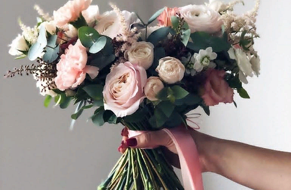 Оформление букетов в современных техниках и советы