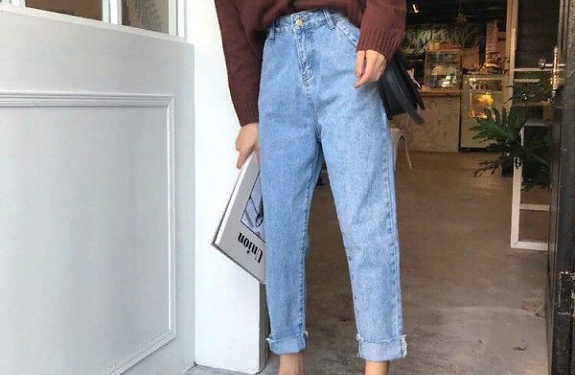 Как выбирать и с чем носить женские джинсы мом