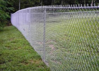 Достоинства и правила установки сетки рабицы