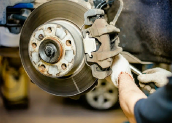 Основные этапы осуществления замены тормозных колодок и дисков