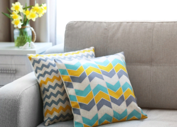 Выбираем современные декоративные подушки на диван