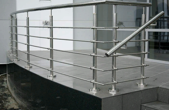 Преимущества и правила установки перил из нержавейки