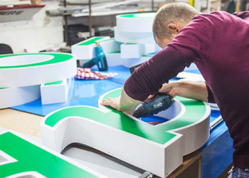 Изготовление наружной рекламы: правила и этапы