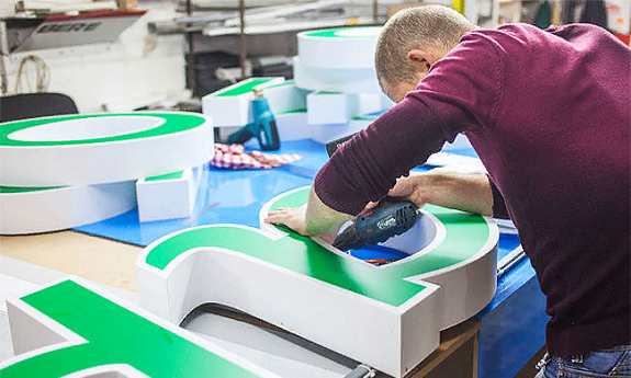 Изготовление наружной рекламы: правила и этапы