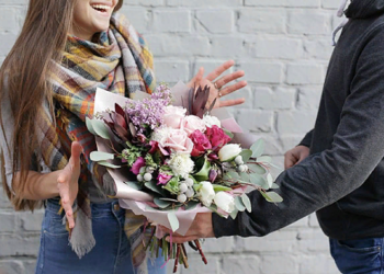 Главные преимущества доставки цветов и ее условия