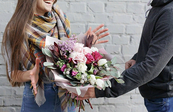 Главные преимущества доставки цветов и ее условия