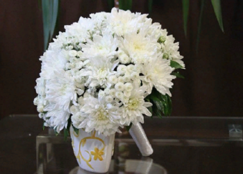 Интересные идеи оформления букета из хризантем