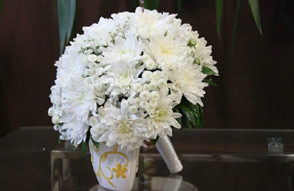 Интересные идеи оформления букета из хризантем