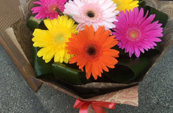 Создание букета из гербер: техники и сочетание цветов