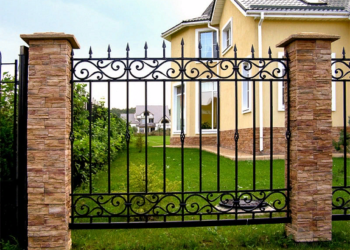 Преимущества приобретения и установки кованого забора