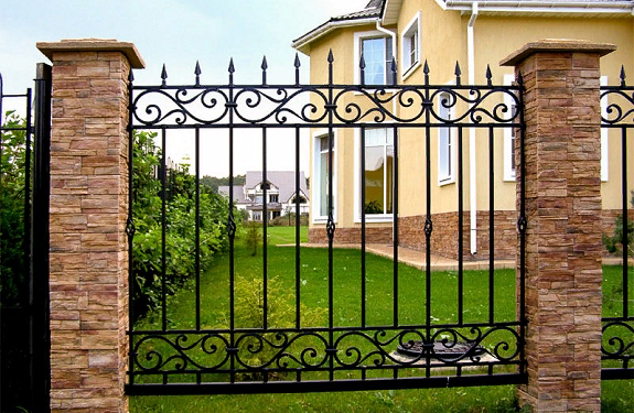 Преимущества приобретения и установки кованого забора