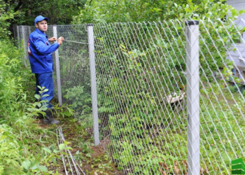 Сетка рабица для забора: достоинства и монтаж