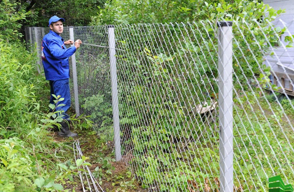 Сетка рабица для забора: достоинства и монтаж