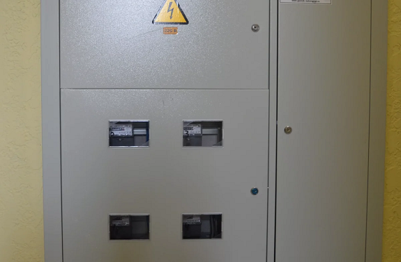 Характерные особенности этажных щитов и их установка