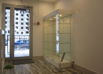 Витрина стеклянная для салона красоты: требования и установка