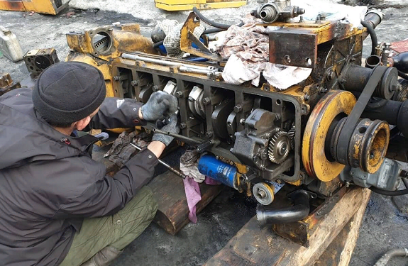 Ремонт двигателя на фронтальном погрузчике: правила и советы