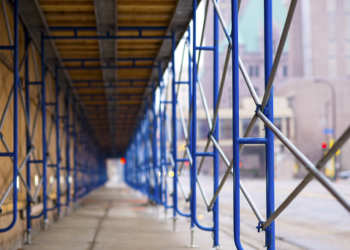 Применение рамных строительных лесов и их плюсы