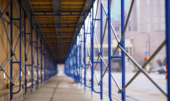 Применение рамных строительных лесов и их плюсы