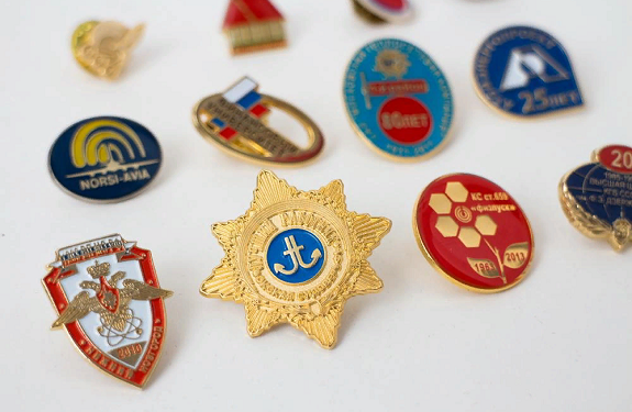 Значки сувенирные: достоинства и правила изготовления