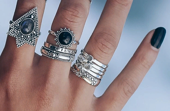 Выбираем модные серебряные кольца и их виды