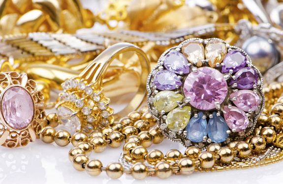 Как выбрать украшения на День Рождение девушки