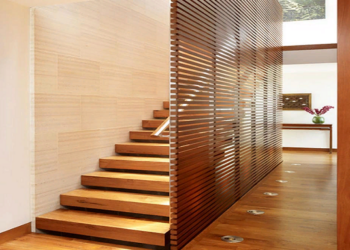 Лестничные перегородки из бруса: достоинства и установка