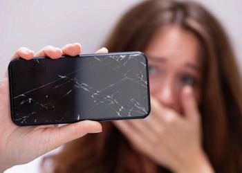 Что выгоднее поменять: стекло или дисплей на смартфоне