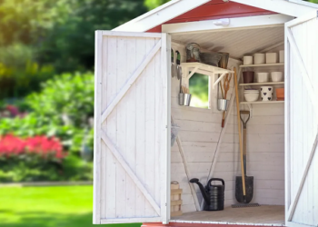 Что выгоднее: купить готовый или построить хозблок