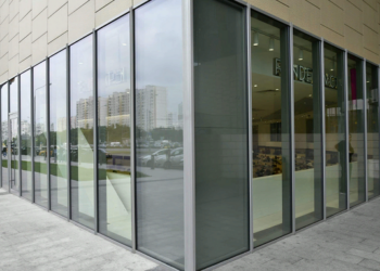 Искусство прозрачности: плюсы алюминиевых витражей и их идеальная установка