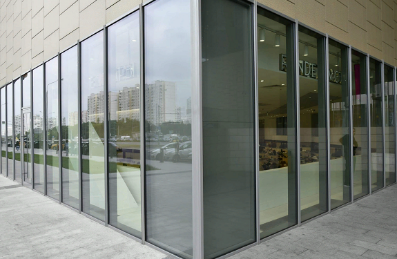 Искусство прозрачности: плюсы алюминиевых витражей и их идеальная установка