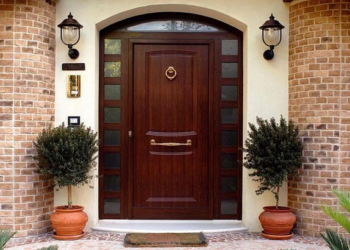 Основні види та вибір вхідних дверей для будинку