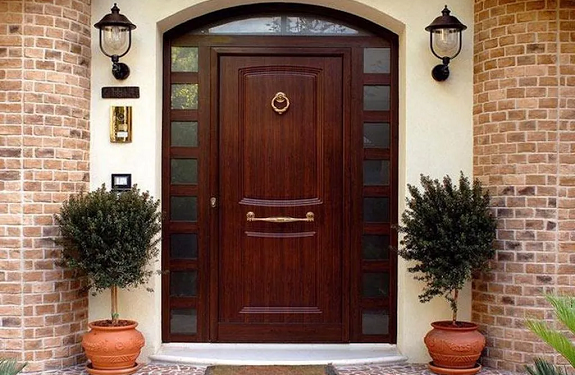 Основні види та вибір вхідних дверей для будинку