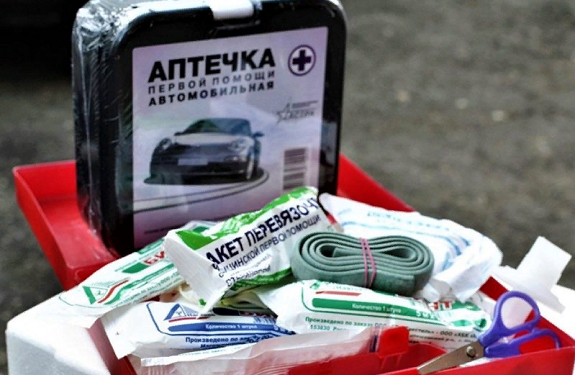 Автомобильные наборы аптечек и других аксессуаров от Poputchik