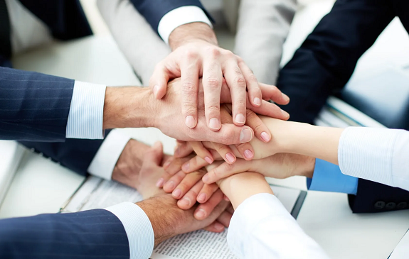 Максимизация роста сообщества посредством сотрудничества с влиятельными лицами