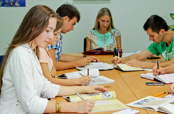 Спільні точки: порівняння вивчення іноземних мов та програмування для розвитку когнітивних навичок