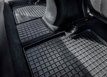 Из какого материала лучше всего выбирать коврики в салон