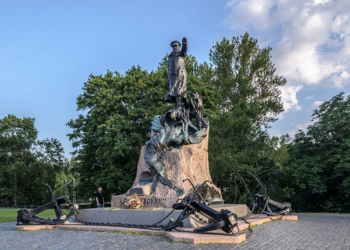 Памятник адмиралу Макарову в Кронштадте